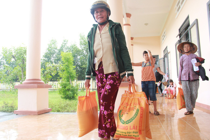 Tuổi Trẻ đưa hàng cứu trợ đến vùng lũ Bình Sơn - Quảng Ngãi - Ảnh 3.