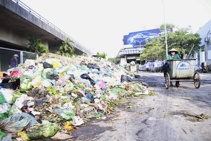 Xử lý gấp hàng trăm tấn rác bủa vây thành phố Hạ Long - Ảnh 1.
