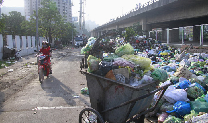 Xử lý gấp hàng trăm tấn rác bủa vây thành phố Hạ Long - Ảnh 2.