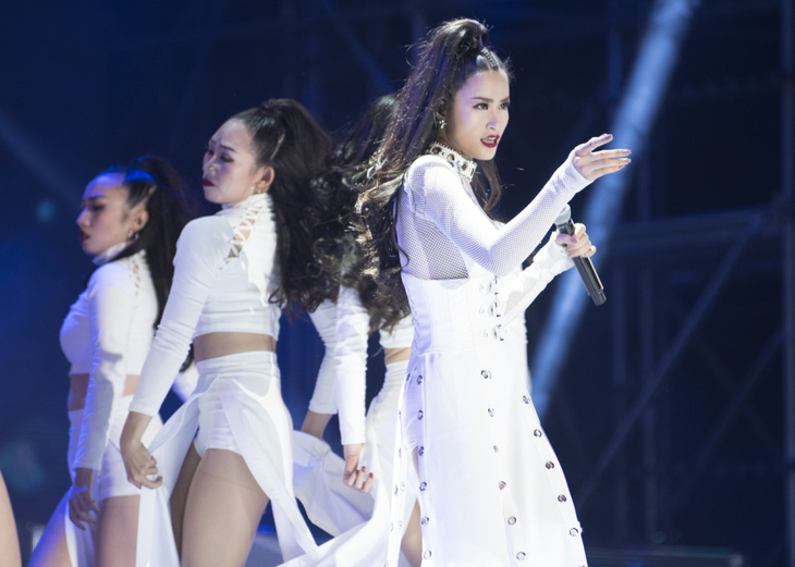 Đông Nhi được truyền thông Hàn ưu ái ở Asia Song Festival 2017 - Ảnh 1.