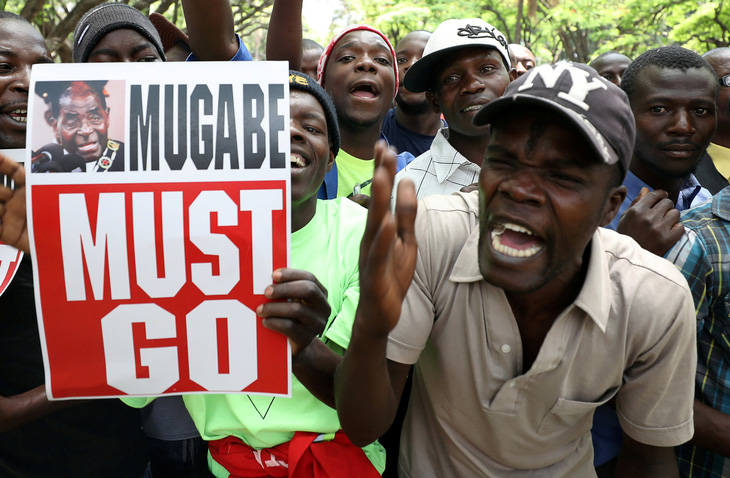 Tổng thống chưa từ chức, Zimbabwe đã bị tranh quyền đoạt lợi - Ảnh 1.
