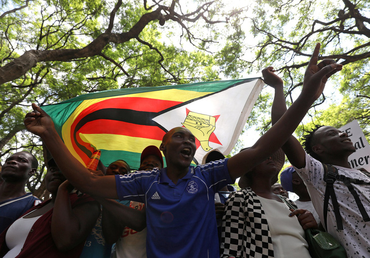 Tổng thống chưa từ chức, Zimbabwe đã bị tranh quyền đoạt lợi - Ảnh 2.