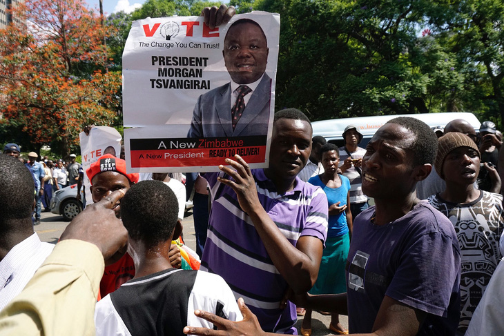 Tổng thống chưa từ chức, Zimbabwe đã bị tranh quyền đoạt lợi - Ảnh 4.