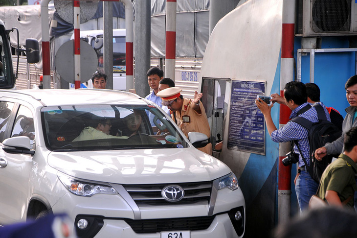 BOT Biên Hòa xả trạm do tài xế dùng tiền lẻ mua vé - Ảnh 1.