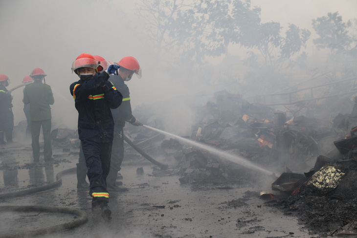 Cháy lớn tại nhà máy bánh kẹo ở Thanh Hóa, 3 người bị mắc kẹt - Ảnh 1.