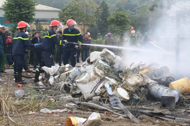 Cháy lớn tại nhà máy bánh kẹo ở Thanh Hóa, 3 người bị mắc kẹt - Ảnh 3.