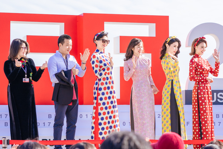 Cô Ba Sài Gòn khiến phụ nữ Hàn muốn thử áo dài Việt - Ảnh 1.