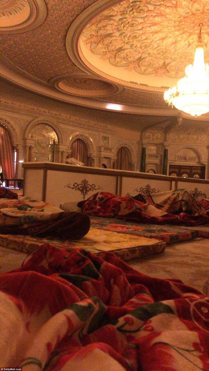 Các hoàng tử Ả rập Saudi ngủ trên sàn nhà trong nhà tù năm sao - Ảnh 2.