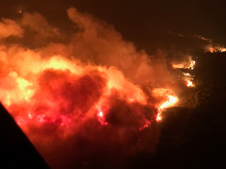 Cháy rừng California làm 21 người thiệt mạng, thiêu rụi hàng ngàn căn nhà - Ảnh 3.