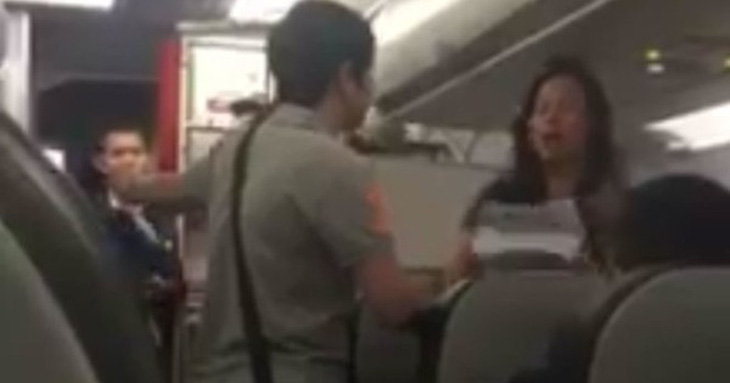 Chửi nhau trên máy bay, hai nữ hành khách bị cấm bay 6 tháng - Ảnh 1.