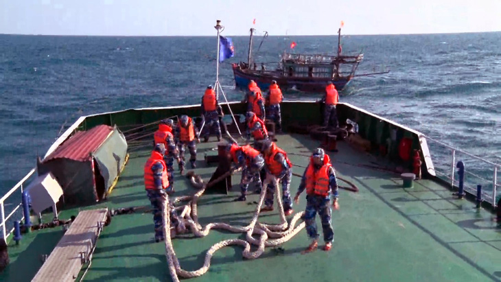 Cảnh sát biển cứu tàu cá cùng 8 thuyền viên vùng biển động - Ảnh 1.