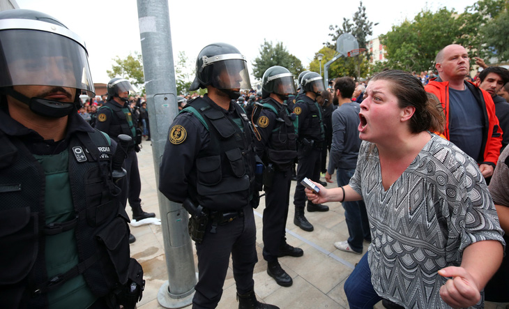 Máu đã đổ ở Catalonia, gần 800 người bị thương - Ảnh 2.