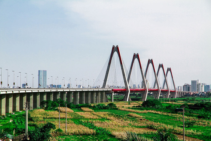 Cầu Nhật Tân được xây dựng nhờ nguồn vốn ODA của Nhật Bản cung cấp cho Việt Nam - Ảnh: NAM TRẦN