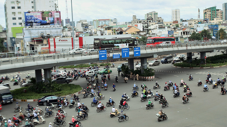 Từ 21-10, cho xe máy chạy trên cầu vượt Hàng Xanh - Ảnh 1.