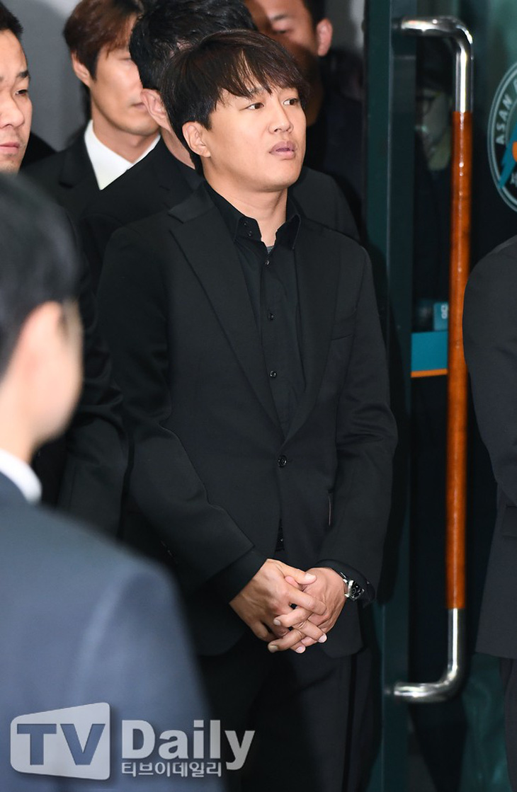 Song Joong Ki hoãn tuần trăng mật đến viếng Kim Joo Hyuk - Ảnh 3.