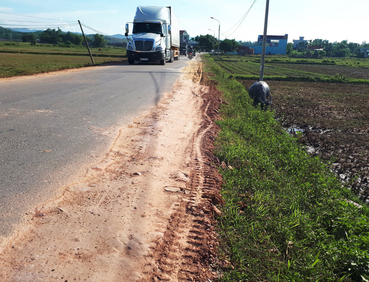 Quốc lộ 40B ở Quảng Nam không chịu nổi xe trọng tải lớn nữa - Ảnh 1.