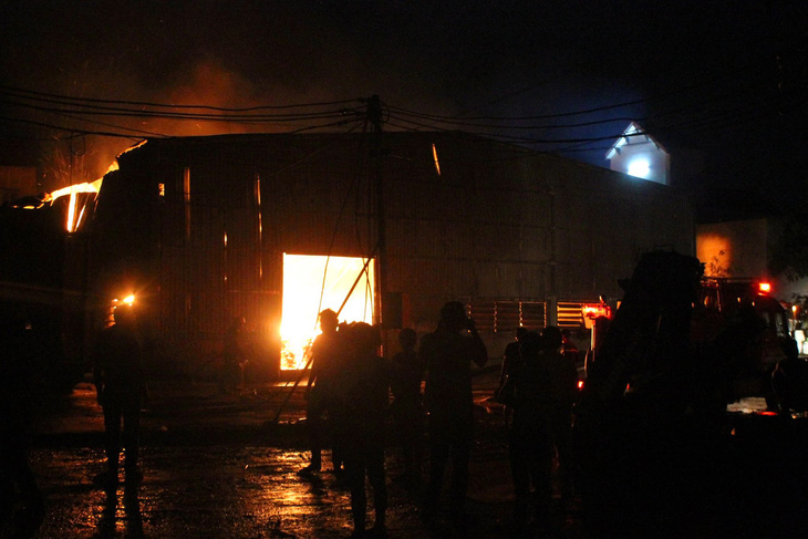 Xưởng ván ép bất ngờ bốc cháy dữ dội trong đêm - Ảnh 2.