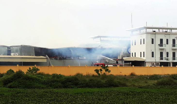 Cháy lớn tại công ty sản xuất bông ở Thái Bình - Ảnh 2.