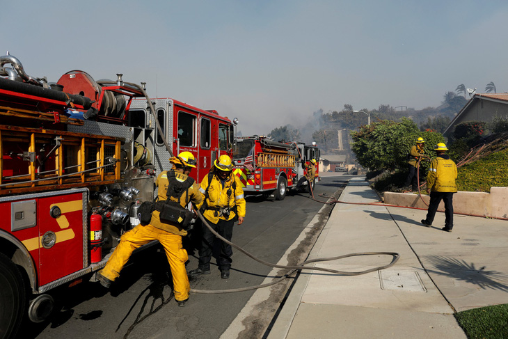 Hàng ngàn người tháo chạy vì cháy rừng ở California - Ảnh 3.