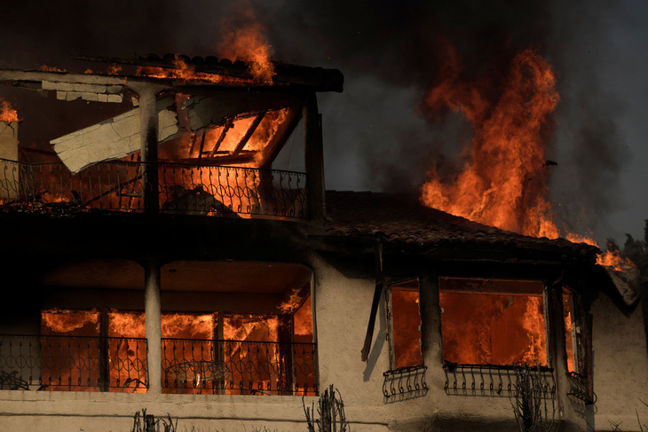 Hàng ngàn người tháo chạy vì cháy rừng ở California - Ảnh 1.