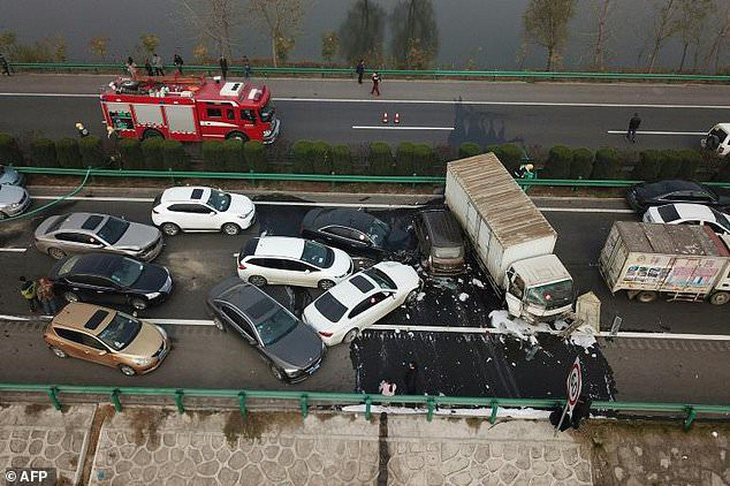 Thảm kịch tông xe liên hoàn do sương mù ở Trung Quốc - Ảnh 1.