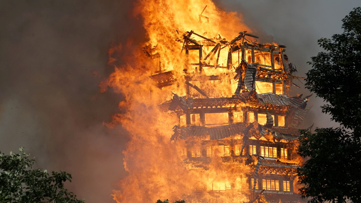 Tháp Phật đang xây ở Trung Quốc cháy rụi đầy bí ẩn - Ảnh 1.