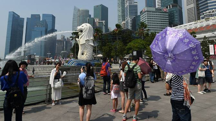 Du khách Trung Quốc được chỉ dạy về văn minh khi tới Singapore - Ảnh 1.
