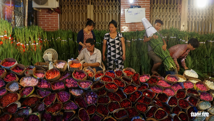 Chợ hoa lớn nhất Sài Gòn hối hả trước ngày 20-10 - Ảnh 8.