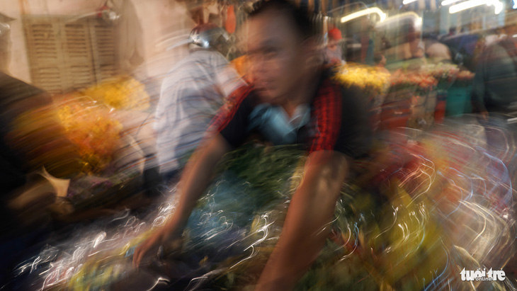 Chợ hoa lớn nhất Sài Gòn hối hả trước ngày 20-10 - Ảnh 10.