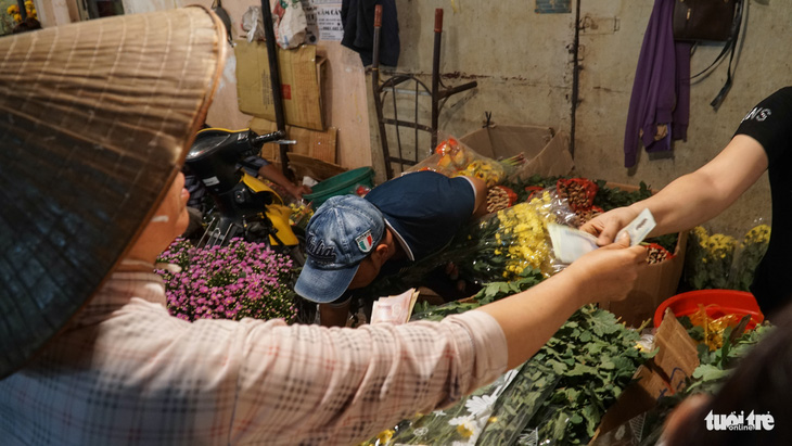 Chợ hoa lớn nhất Sài Gòn hối hả trước ngày 20-10 - Ảnh 6.
