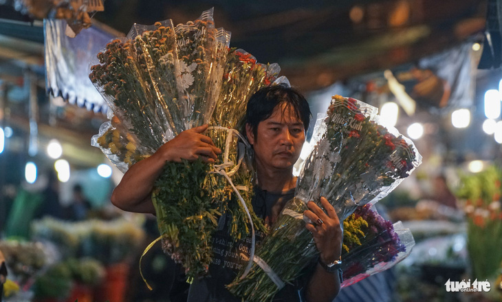 Chợ hoa lớn nhất Sài Gòn hối hả trước ngày 20-10 - Ảnh 12.