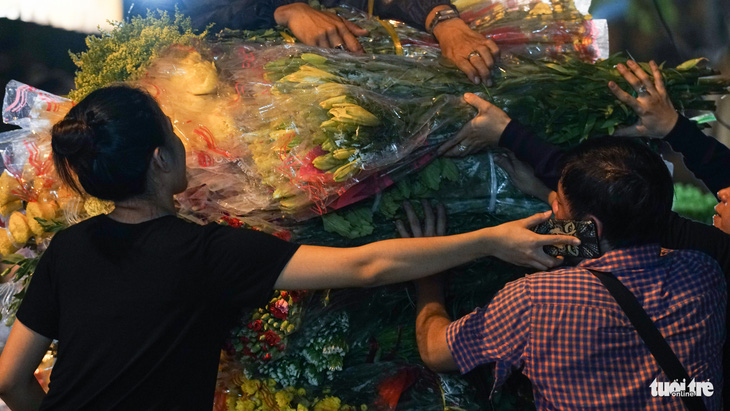 Chợ hoa lớn nhất Sài Gòn hối hả trước ngày 20-10 - Ảnh 9.