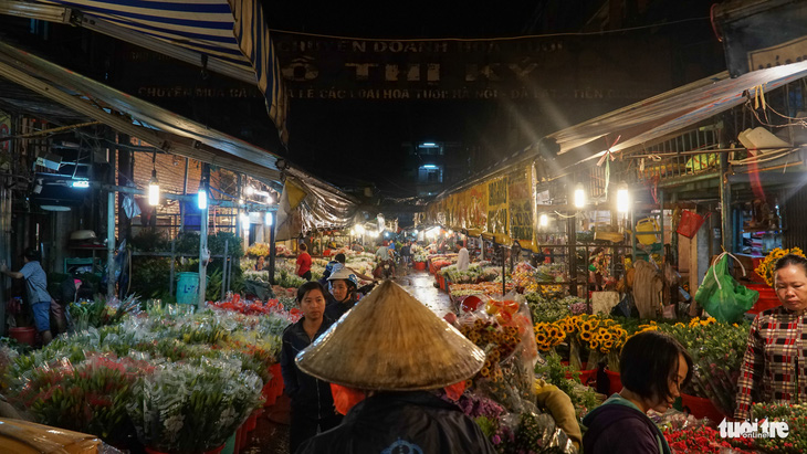 Chợ hoa lớn nhất Sài Gòn hối hả trước ngày 20-10 - Ảnh 2.