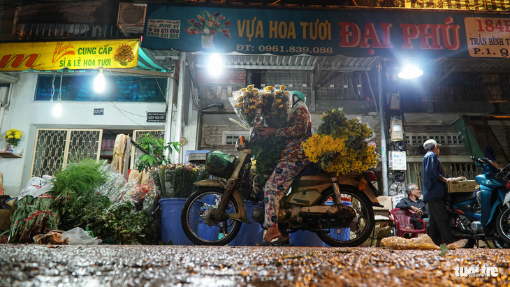 Chợ hoa lớn nhất Sài Gòn hối hả trước ngày 20-10 - Ảnh 16.