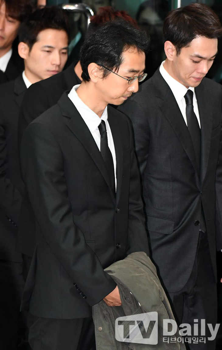 Song Joong Ki hoãn tuần trăng mật đến viếng Kim Joo Hyuk - Ảnh 11.