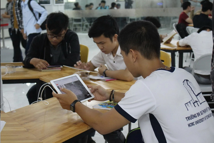 Đại học ở TP.HCM mở thư viện có võng, iPad cho sinh viên - Ảnh 1.