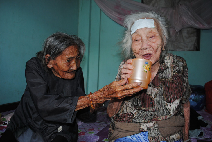 Cụ bà 90 tuổi bán vé số nuôi chị gái 93 tuổi - Ảnh 1.