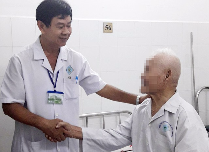 Cắt bướu bàng quang thành công cho cụ ông 107 tuổi có bệnh tim - Ảnh 1.