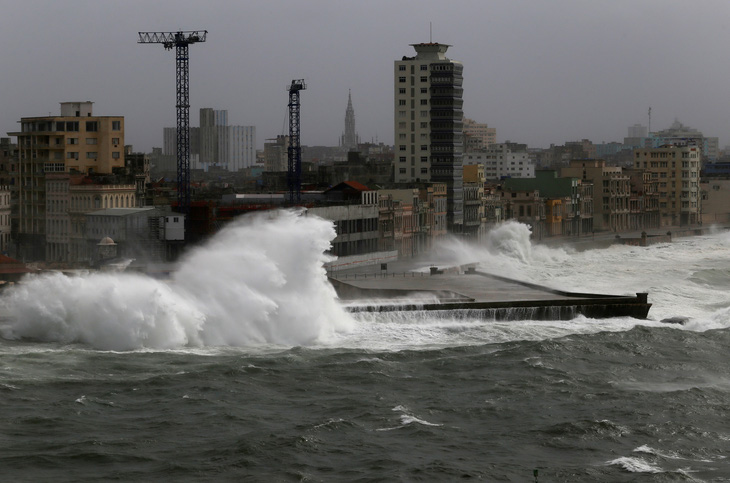 Sóng lớn như sóng thần vỗ bờ Cuba - Ảnh 5.