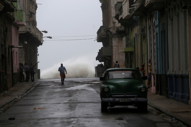Sóng lớn như sóng thần vỗ bờ Cuba - Ảnh 3.