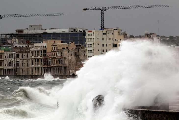 Sóng lớn như sóng thần vỗ bờ Cuba - Ảnh 2.
