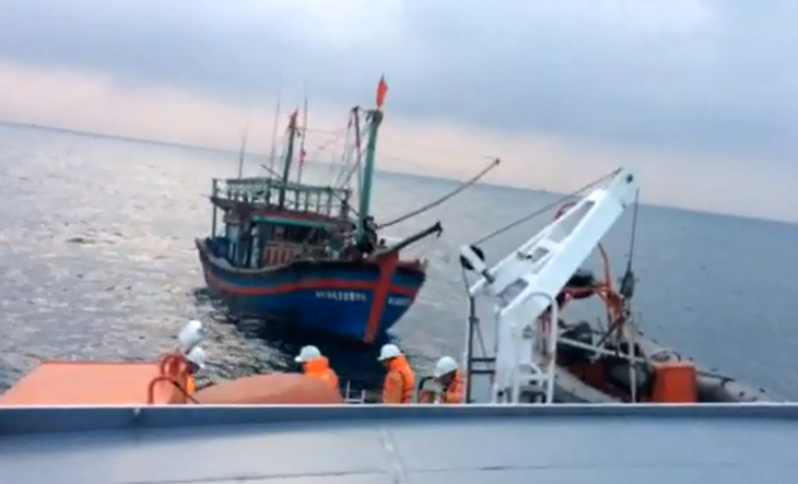 Cứu 9 ngư dân tàu cá Nghệ An gặp nạn trên biển - Ảnh 1.