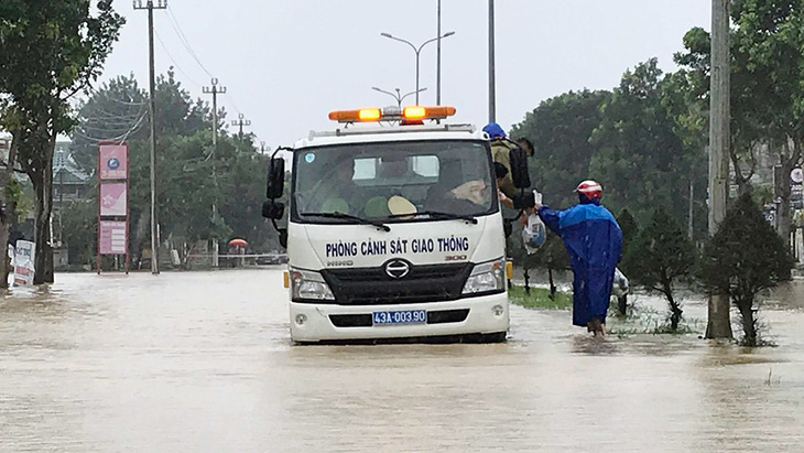 Lũ dâng cao, quốc lộ 1 qua Đà Nẵng - Quảng Nam tắc nghẽn - Ảnh 1.