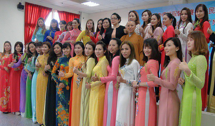 Phụ nữ Việt ở Đài Loan đọ áo dài mừng năm mới - Ảnh 1.