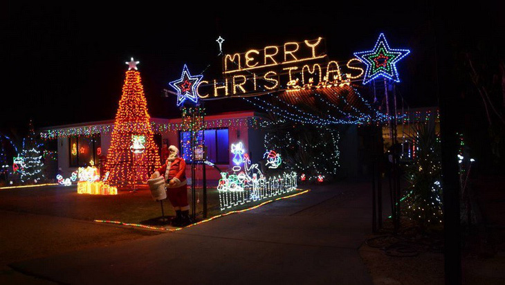 Đèn trang trí, giấy gói quà Noel... ra đời ra sao? - Ảnh 1.