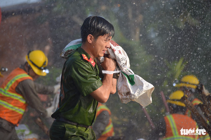 Dầm mình diễn tập xử lý vỡ bờ bao và ứng phó biểu tình - Ảnh 2.