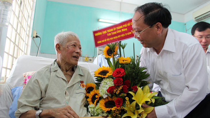 Trao huy hiệu 70 năm tuổi Đảng nhân ngày Quốc khánh - Ảnh 3.