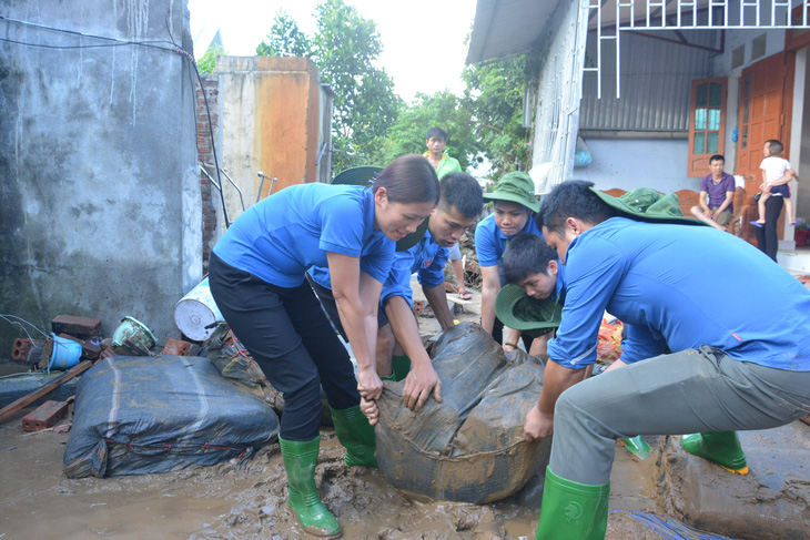 Hàng nghìn thanh niên tình nguyện giúp dân sau mưa lũ miền Bắc - Ảnh 4.
