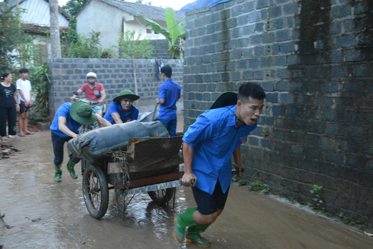 Hàng nghìn thanh niên tình nguyện giúp dân sau mưa lũ miền Bắc - Ảnh 5.