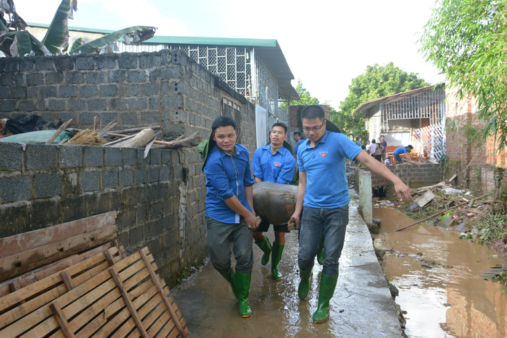 Hàng nghìn thanh niên tình nguyện giúp dân sau mưa lũ miền Bắc - Ảnh 6.